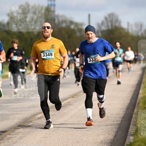 12.04.2026 - 45. Internationalen Wilhelmsburger Insellauf Dr. Thomas Lammeyer http://msf.ph/oto/9434610 12.04.2026 09:21:47 Laufen 4389, 3349, 333 meine-sportfotos.de