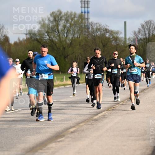 12.04.2026 - 45. Internationalen Wilhelmsburger Insellauf Dr. Thomas Lammeyer http://msf.ph/oto/9434628 12.04.2026 09:21:50 Laufen 2847, 4414, 4388, 2625, 4710, 16 meine-sportfotos.de
