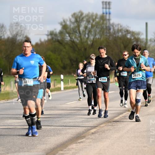12.04.2026 - 45. Internationalen Wilhelmsburger Insellauf Dr. Thomas Lammeyer http://msf.ph/oto/9434636 12.04.2026 09:21:52 Laufen 4414, 3916, 2255, 4388, 2847, 2625 meine-sportfotos.de