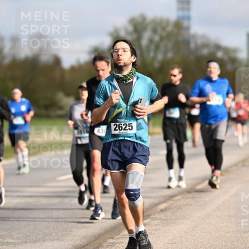 12.04.2026 - 45. Internationalen Wilhelmsburger Insellauf Dr. Thomas Lammeyer http://msf.ph/oto/9434652 12.04.2026 09:21:55 Laufen 2910, 438, 2625 meine-sportfotos.de