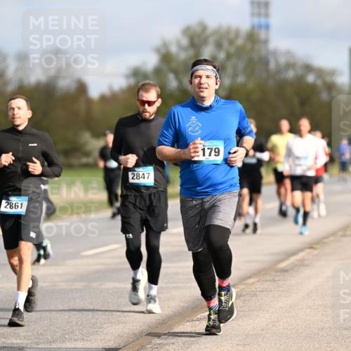 12.04.2026 - 45. Internationalen Wilhelmsburger Insellauf Dr. Thomas Lammeyer http://msf.ph/oto/9434670 12.04.2026 09:21:58 Laufen 2861, 2847, 179 meine-sportfotos.de