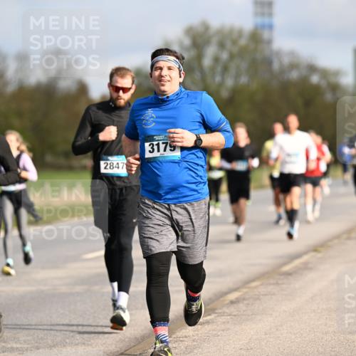 12.04.2026 - 45. Internationalen Wilhelmsburger Insellauf Dr. Thomas Lammeyer http://msf.ph/oto/9434674 12.04.2026 09:21:59 Laufen 2861, 2847, 3179 meine-sportfotos.de