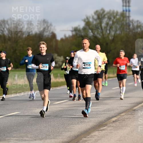 12.04.2026 - 45. Internationalen Wilhelmsburger Insellauf Dr. Thomas Lammeyer http://msf.ph/oto/9434700 12.04.2026 09:22:03 Laufen 239, 2392, 1711, 4710, 3175, 2598 meine-sportfotos.de
