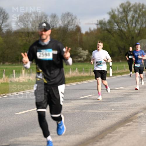 12.04.2026 - 45. Internationalen Wilhelmsburger Insellauf Dr. Thomas Lammeyer http://msf.ph/oto/9434744 12.04.2026 09:22:11 Laufen 75, 2598, 5608, 2821 meine-sportfotos.de