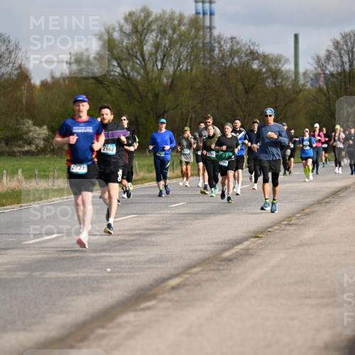 12.04.2026 - 45. Internationalen Wilhelmsburger Insellauf Dr. Thomas Lammeyer http://msf.ph/oto/9434756 12.04.2026 09:22:15 Laufen 2821, 2162, 3725, 2791, 16 meine-sportfotos.de