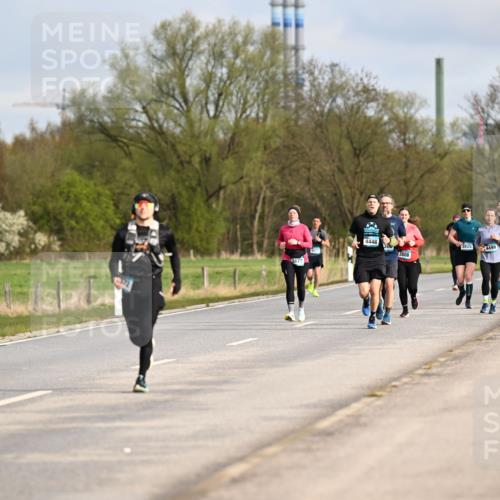 12.04.2026 - 45. Internationalen Wilhelmsburger Insellauf Dr. Thomas Lammeyer http://msf.ph/oto/9434881 12.04.2026 09:22:43 Laufen 2673, 4448, 2808, 368, 4499 meine-sportfotos.de