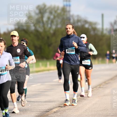 12.04.2026 - 45. Internationalen Wilhelmsburger Insellauf Dr. Thomas Lammeyer http://msf.ph/oto/9434970 12.04.2026 09:22:59 Laufen 4499, 368, 4500, 5544 meine-sportfotos.de