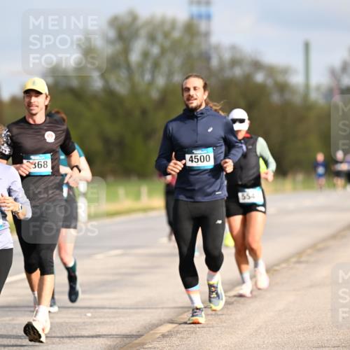 12.04.2026 - 45. Internationalen Wilhelmsburger Insellauf Dr. Thomas Lammeyer http://msf.ph/oto/9434972 12.04.2026 09:23:00 Laufen 574, 4499, 368, 4500, 554 meine-sportfotos.de