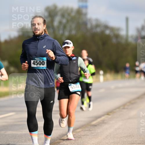 12.04.2026 - 45. Internationalen Wilhelmsburger Insellauf Dr. Thomas Lammeyer http://msf.ph/oto/9434983 12.04.2026 09:23:01 Laufen 3825, 4500, 5544 meine-sportfotos.de