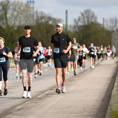 12.04.2026 - 45. Internationalen Wilhelmsburger Insellauf Dr. Thomas Lammeyer http://msf.ph/oto/9435059 12.04.2026 09:23:20 Laufen 4786, 3435, 4632 meine-sportfotos.de