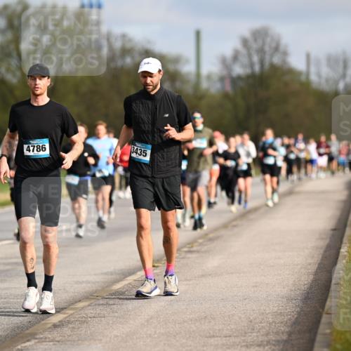 12.04.2026 - 45. Internationalen Wilhelmsburger Insellauf Dr. Thomas Lammeyer http://msf.ph/oto/9435070 12.04.2026 09:23:22 Laufen 4786, 4632, 3435 meine-sportfotos.de