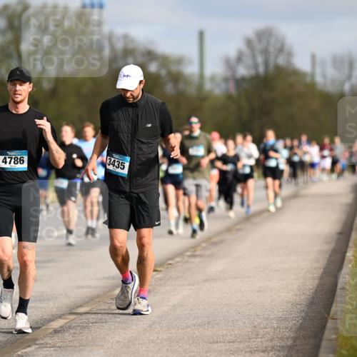 12.04.2026 - 45. Internationalen Wilhelmsburger Insellauf Dr. Thomas Lammeyer http://msf.ph/oto/9435075 12.04.2026 09:23:22 Laufen 4786, 3435, 2 meine-sportfotos.de
