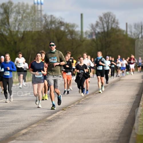 12.04.2026 - 45. Internationalen Wilhelmsburger Insellauf Dr. Thomas Lammeyer http://msf.ph/oto/9435100 12.04.2026 09:23:27 Laufen 2978, 4131, 4593, 2164, 7879, 3045, 16 meine-sportfotos.de