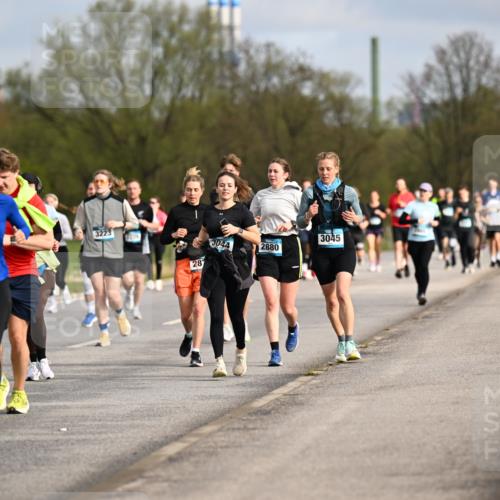 12.04.2026 - 45. Internationalen Wilhelmsburger Insellauf Dr. Thomas Lammeyer http://msf.ph/oto/9435127 12.04.2026 09:23:32 Laufen 3223, 4155, 2978, 3045, 3044, 2880, 28, 16 meine-sportfotos.de