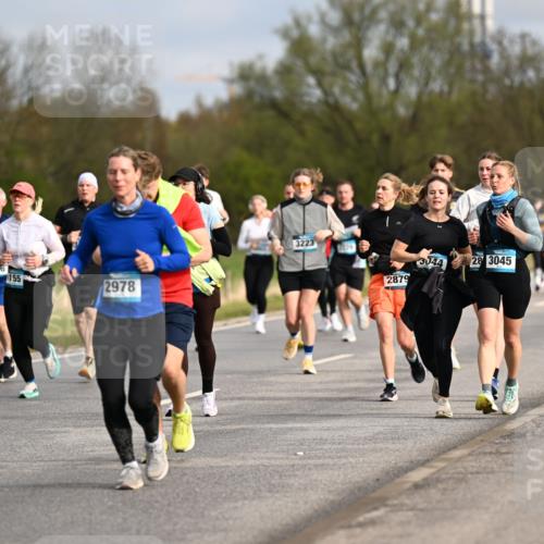 12.04.2026 - 45. Internationalen Wilhelmsburger Insellauf Dr. Thomas Lammeyer http://msf.ph/oto/9435135 12.04.2026 09:23:33 Laufen 4, 3358, 155, 2978, 3223, 2879, 3044, 28, 3045 meine-sportfotos.de