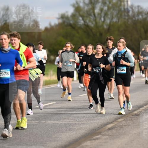 12.04.2026 - 45. Internationalen Wilhelmsburger Insellauf Dr. Thomas Lammeyer http://msf.ph/oto/9435139 12.04.2026 09:23:34 Laufen 3223, 3044, 155, 2978, 3045 meine-sportfotos.de