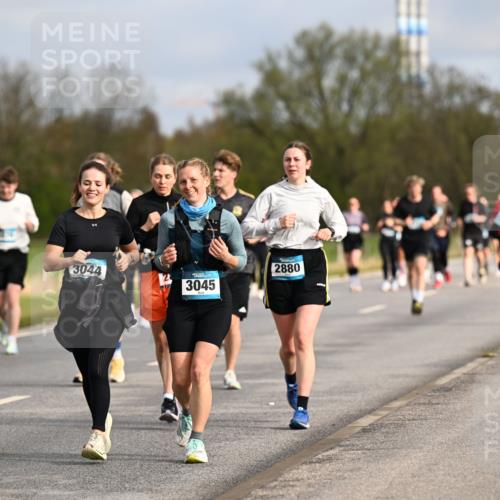 12.04.2026 - 45. Internationalen Wilhelmsburger Insellauf Dr. Thomas Lammeyer http://msf.ph/oto/9435151 12.04.2026 09:23:37 Laufen 2880, 3044, 3045 meine-sportfotos.de