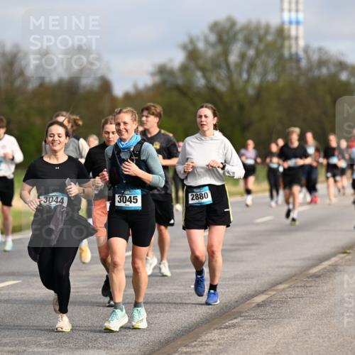 12.04.2026 - 45. Internationalen Wilhelmsburger Insellauf Dr. Thomas Lammeyer http://msf.ph/oto/9435152 12.04.2026 09:23:37 Laufen 3044, 3045, 2880 meine-sportfotos.de