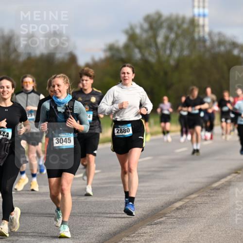 12.04.2026 - 45. Internationalen Wilhelmsburger Insellauf Dr. Thomas Lammeyer http://msf.ph/oto/9435156 12.04.2026 09:23:38 Laufen 3044, 3045, 2880 meine-sportfotos.de