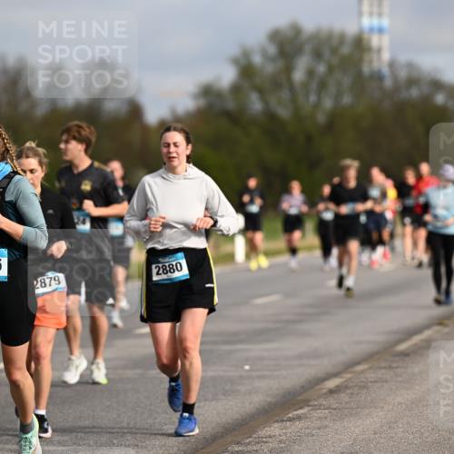 12.04.2026 - 45. Internationalen Wilhelmsburger Insellauf Dr. Thomas Lammeyer http://msf.ph/oto/9435160 12.04.2026 09:23:39 Laufen 3045, 2879, 2880 meine-sportfotos.de