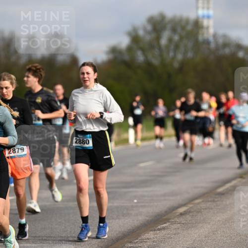 12.04.2026 - 45. Internationalen Wilhelmsburger Insellauf Dr. Thomas Lammeyer http://msf.ph/oto/9435161 12.04.2026 09:23:39 Laufen 3045, 2879, 2880 meine-sportfotos.de
