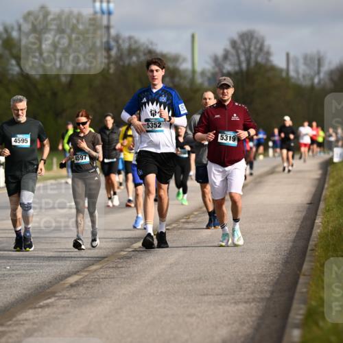 12.04.2026 - 45. Internationalen Wilhelmsburger Insellauf Dr. Thomas Lammeyer http://msf.ph/oto/9435258 12.04.2026 09:23:56 Laufen 4596, 4595, 4597, 5352, 5319 meine-sportfotos.de