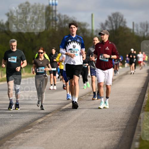 12.04.2026 - 45. Internationalen Wilhelmsburger Insellauf Dr. Thomas Lammeyer http://msf.ph/oto/9435261 12.04.2026 09:23:56 Laufen 4596, 4595, 4597, 5352, 5319 meine-sportfotos.de