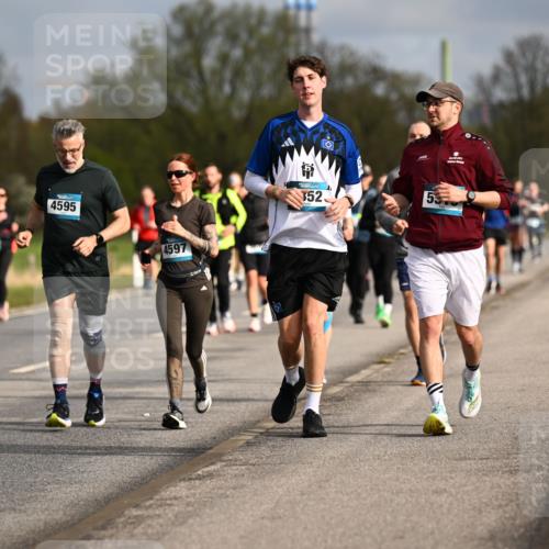 12.04.2026 - 45. Internationalen Wilhelmsburger Insellauf Dr. Thomas Lammeyer http://msf.ph/oto/9435273 12.04.2026 09:23:58 Laufen 4595, 4597, 352, 53 meine-sportfotos.de