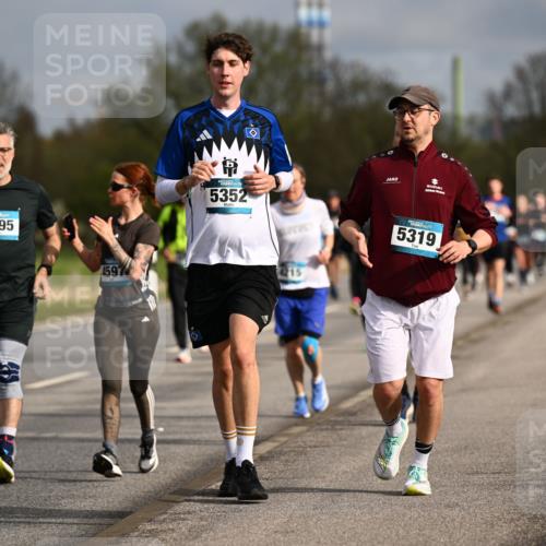 12.04.2026 - 45. Internationalen Wilhelmsburger Insellauf Dr. Thomas Lammeyer http://msf.ph/oto/9435280 12.04.2026 09:23:59 Laufen 4595, 4597, 5352, 4215, 5319 meine-sportfotos.de