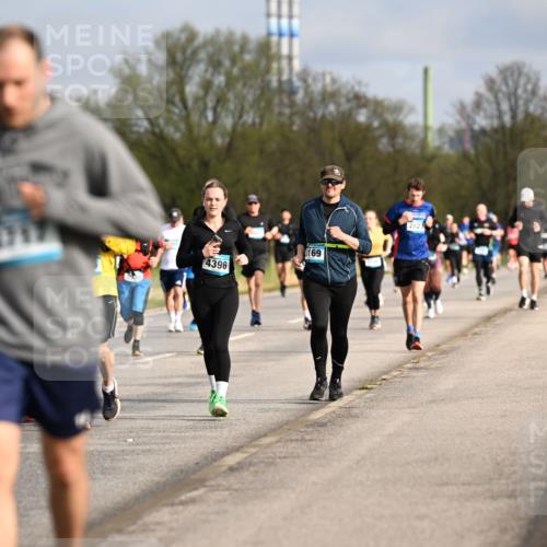 12.04.2026 - 45. Internationalen Wilhelmsburger Insellauf Dr. Thomas Lammeyer http://msf.ph/oto/9435300 12.04.2026 09:24:04 Laufen 15, 4717, 4396, 169, 2823 meine-sportfotos.de