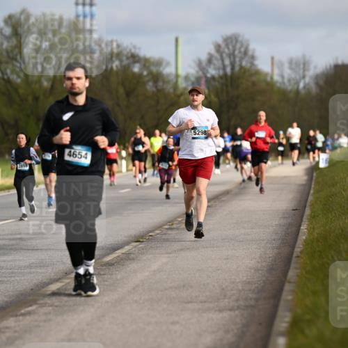 12.04.2026 - 45. Internationalen Wilhelmsburger Insellauf Dr. Thomas Lammeyer http://msf.ph/oto/9435386 12.04.2026 09:24:23 Laufen 56, 60, 2859, 4654, 5298 meine-sportfotos.de