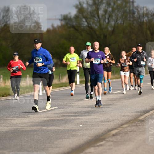 12.04.2026 - 45. Internationalen Wilhelmsburger Insellauf Dr. Thomas Lammeyer http://msf.ph/oto/9435473 12.04.2026 09:24:41 Laufen 3920, 3239, 5835, 4486, 5773, 318 meine-sportfotos.de