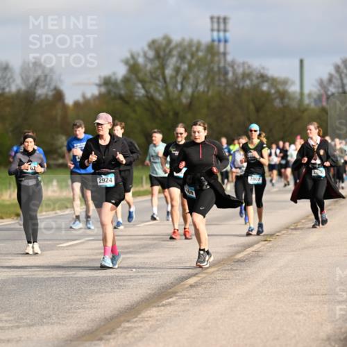 12.04.2026 - 45. Internationalen Wilhelmsburger Insellauf Dr. Thomas Lammeyer http://msf.ph/oto/9435578 12.04.2026 09:25:03 Laufen 67, 2924, 460, 2807, 2800 meine-sportfotos.de