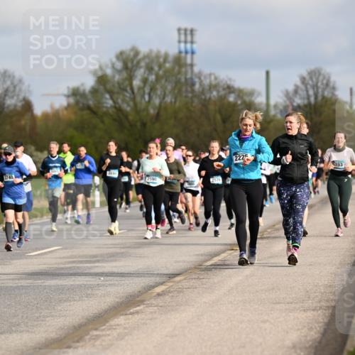 12.04.2026 - 45. Internationalen Wilhelmsburger Insellauf Dr. Thomas Lammeyer http://msf.ph/oto/9435645 12.04.2026 09:25:15 Laufen 2699, 3740, 2590, 2576, 2225, 5703 meine-sportfotos.de