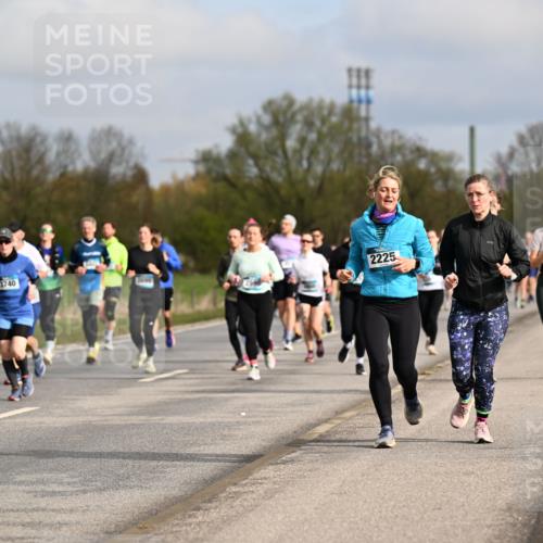 12.04.2026 - 45. Internationalen Wilhelmsburger Insellauf Dr. Thomas Lammeyer http://msf.ph/oto/9435657 12.04.2026 09:25:18 Laufen 3740, 2225, 703 meine-sportfotos.de