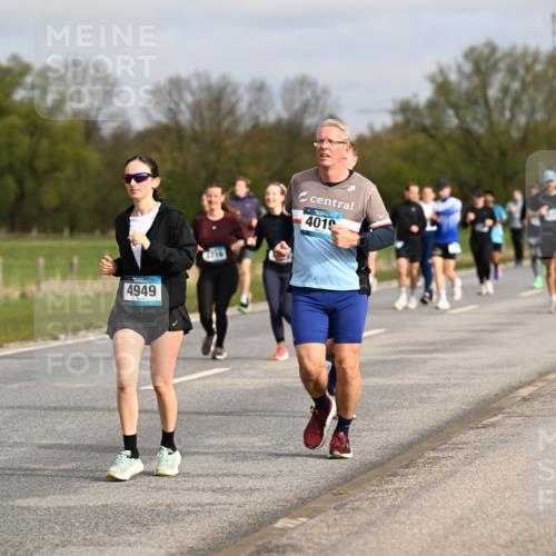 12.04.2026 - 45. Internationalen Wilhelmsburger Insellauf Dr. Thomas Lammeyer http://msf.ph/oto/9435786 12.04.2026 09:25:40 Laufen 161, 4949, 3028, 4019, 10 meine-sportfotos.de