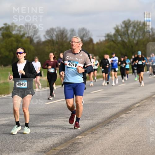 12.04.2026 - 45. Internationalen Wilhelmsburger Insellauf Dr. Thomas Lammeyer http://msf.ph/oto/9435791 12.04.2026 09:25:41 Laufen 4949, 3916, 4019 meine-sportfotos.de