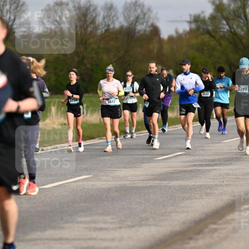 12.04.2026 - 45. Internationalen Wilhelmsburger Insellauf Dr. Thomas Lammeyer http://msf.ph/oto/9435801 12.04.2026 09:25:43 Laufen 16, 3758, 3847, 2777, 42, 2542, 3397, 3027 meine-sportfotos.de
