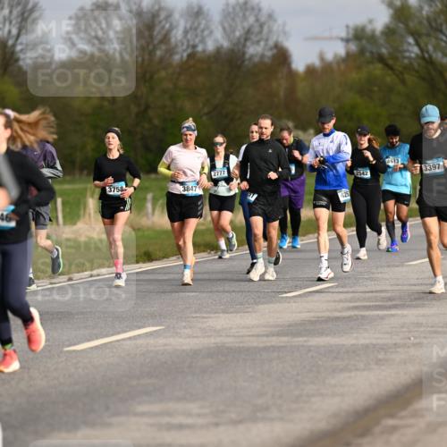 12.04.2026 - 45. Internationalen Wilhelmsburger Insellauf Dr. Thomas Lammeyer http://msf.ph/oto/9435803 12.04.2026 09:25:43 Laufen 246, 3758, 3847, 2777, 425, 2542, 4613, 3397, 3027 meine-sportfotos.de