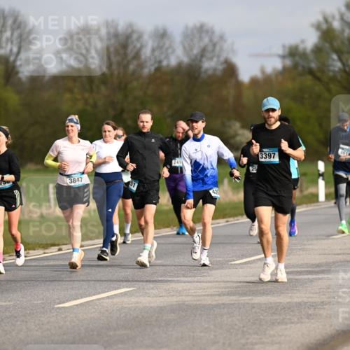 12.04.2026 - 45. Internationalen Wilhelmsburger Insellauf Dr. Thomas Lammeyer http://msf.ph/oto/9435814 12.04.2026 09:25:45 Laufen 3750, 3847, 241, 425, 3397, 461 meine-sportfotos.de