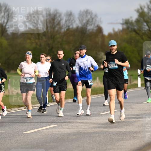 12.04.2026 - 45. Internationalen Wilhelmsburger Insellauf Dr. Thomas Lammeyer http://msf.ph/oto/9435815 12.04.2026 09:25:45 Laufen 32, 3847, 425, 3397, 4614, 3027 meine-sportfotos.de