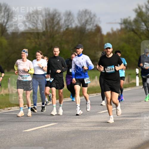 12.04.2026 - 45. Internationalen Wilhelmsburger Insellauf Dr. Thomas Lammeyer http://msf.ph/oto/9435816 12.04.2026 09:25:45 Laufen 3758, 3847, 425, 3397, 46 meine-sportfotos.de