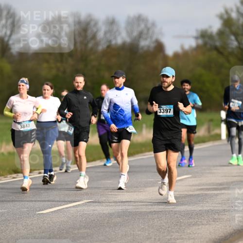 12.04.2026 - 45. Internationalen Wilhelmsburger Insellauf Dr. Thomas Lammeyer http://msf.ph/oto/9435818 12.04.2026 09:25:45 Laufen 3758, 3847, 51, 425, 3397 meine-sportfotos.de