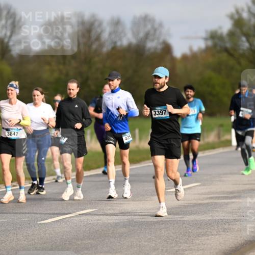 12.04.2026 - 45. Internationalen Wilhelmsburger Insellauf Dr. Thomas Lammeyer http://msf.ph/oto/9435820 12.04.2026 09:25:46 Laufen 3758, 3847, 425, 3397 meine-sportfotos.de