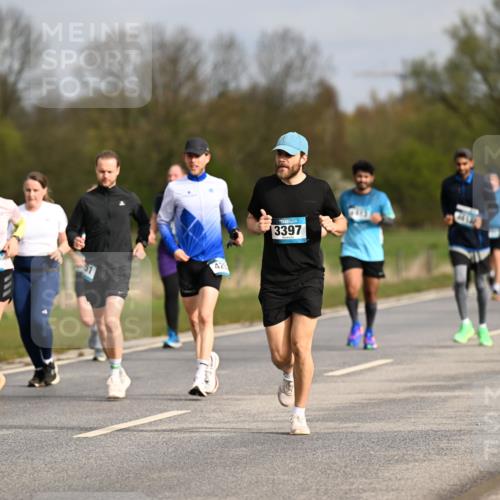 12.04.2026 - 45. Internationalen Wilhelmsburger Insellauf Dr. Thomas Lammeyer http://msf.ph/oto/9435823 12.04.2026 09:25:46 Laufen 375, 3847, 425, 3397 meine-sportfotos.de