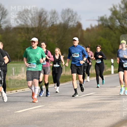 12.04.2026 - 45. Internationalen Wilhelmsburger Insellauf Dr. Thomas Lammeyer http://msf.ph/oto/9435896 12.04.2026 09:26:01 Laufen 4070, 2597, 5792, 3707, 3077 meine-sportfotos.de