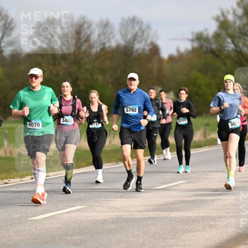 12.04.2026 - 45. Internationalen Wilhelmsburger Insellauf Dr. Thomas Lammeyer http://msf.ph/oto/9435900 12.04.2026 09:26:01 Laufen 597, 4070, 3405, 5792, 3707, 3077 meine-sportfotos.de