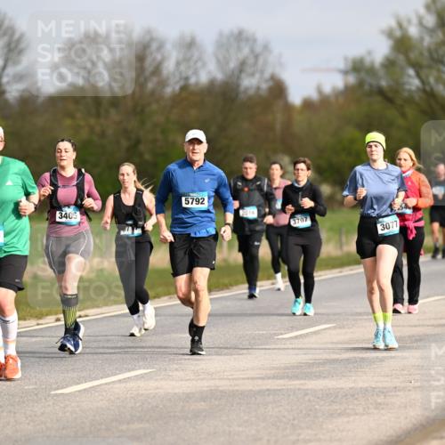 12.04.2026 - 45. Internationalen Wilhelmsburger Insellauf Dr. Thomas Lammeyer http://msf.ph/oto/9435905 12.04.2026 09:26:02 Laufen 5792, 3405, 2016, 4070, 2811, 3707, 3077 meine-sportfotos.de
