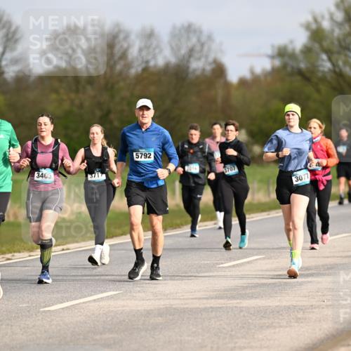 12.04.2026 - 45. Internationalen Wilhelmsburger Insellauf Dr. Thomas Lammeyer http://msf.ph/oto/9435906 12.04.2026 09:26:02 Laufen 5792, 4070, 3405, 2016, 3717, 3707, 811, 3077 meine-sportfotos.de