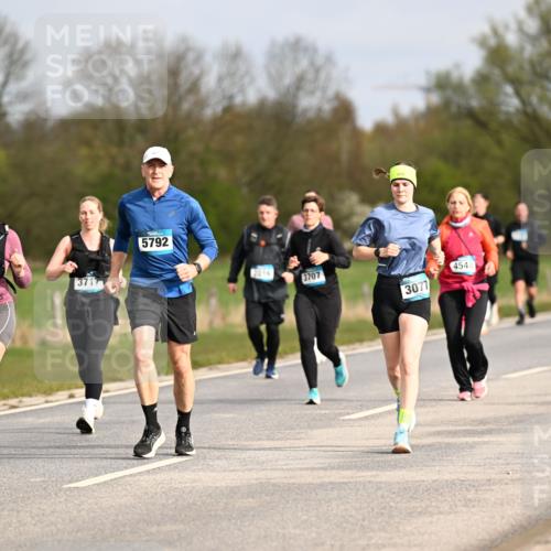 12.04.2026 - 45. Internationalen Wilhelmsburger Insellauf Dr. Thomas Lammeyer http://msf.ph/oto/9435912 12.04.2026 09:26:03 Laufen 3405, 70, 3717, 5792, 3707, 3077, 4548 meine-sportfotos.de